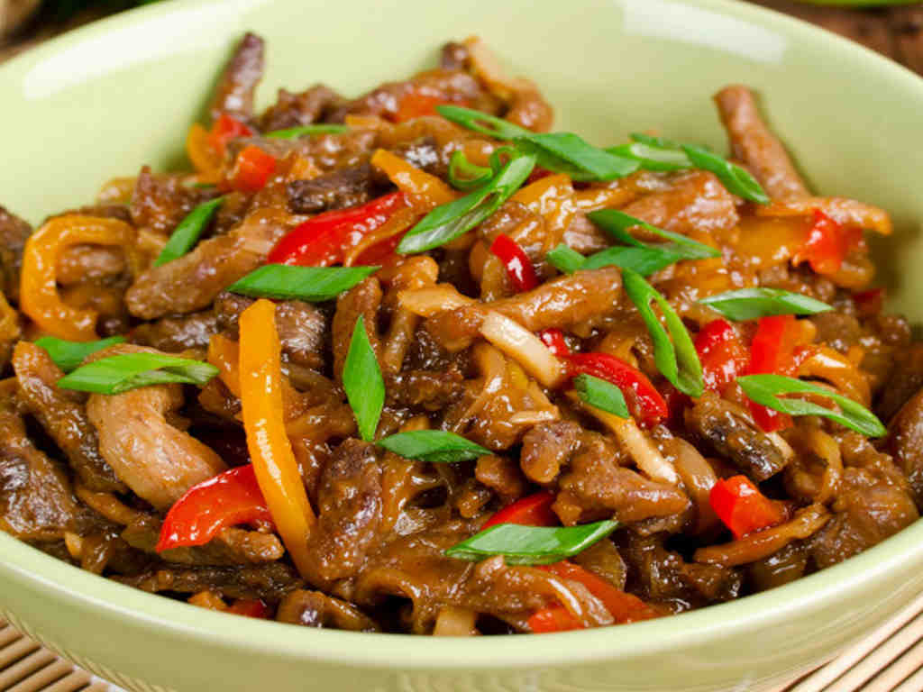 Bœuf sauté sauce saté au légumes