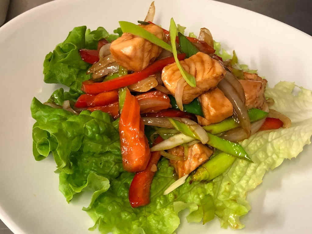 Saumon avec Légumes Sautés sauce maison